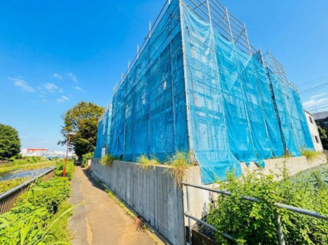 【外観】 | 【仲介手数料２６０万円ＯＦＦ！】■成城学園駅１５分■制震ダンパー■耐震構造■太陽光発電■ＺＥＨ | 決算特別キャンペーン！
家計応援サービスの限界に挑戦中！
「物件概要」の「諸費用」欄をご覧下さい！
■グッドデザイン賞
■自然豊かな環境
■耐震ダンパー
■耐震等級が最高評価
■ＺＥＨ水準