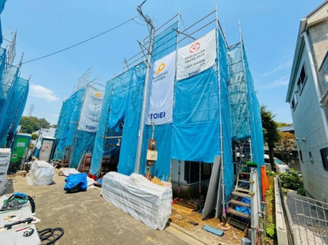 【外観】 | 【仲介手数料２６０万円ＯＦＦ！】■成城学園駅１５分■制震ダンパー■耐震構造■太陽光発電■ＺＥＨ | 諸費用２６０万円ＯＦＦ！
決算特別キャンペーン！
家計応援サービスの限界に挑戦中！
■太陽光発電
■グッドデザイン賞
■自然豊かな環境
■耐震ダンパー
■耐震等級が最高評価
■ＺＥＨ水準