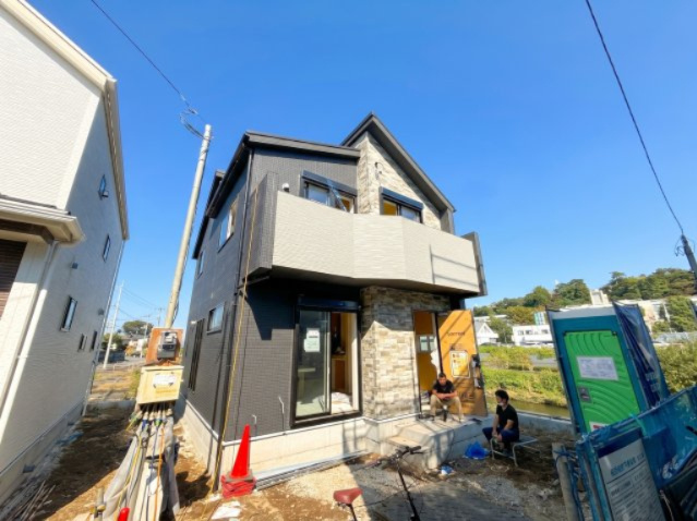 【外観】 | 【仲介手数料２６０万円ＯＦＦ！】■成城学園駅１５分■制震ダンパー■耐震構造■太陽光発電■ＺＥＨ | 外観パース
諸費用２６０万円ＯＦＦ！
決算特別キャンペーン！
家計応援サービスの限界に挑戦中！
■太陽光発電
■グッドデザイン賞
■自然豊かな環境
■耐震ダンパー
■耐震等級が最高評価
■ＺＥＨ水準