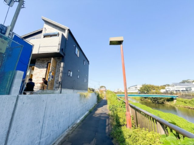 【外観】 | 【仲介手数料２６０万円ＯＦＦ！】■成城学園駅１５分■制震ダンパー■耐震構造■太陽光発電■ＺＥＨ | 諸費用２６０万円ＯＦＦ！
決算特別キャンペーン！
家計応援サービスの限界に挑戦中！
■太陽光発電
■グッドデザイン賞
■自然豊かな環境
■耐震ダンパー
■耐震等級が最高評価
■ＺＥＨ水準