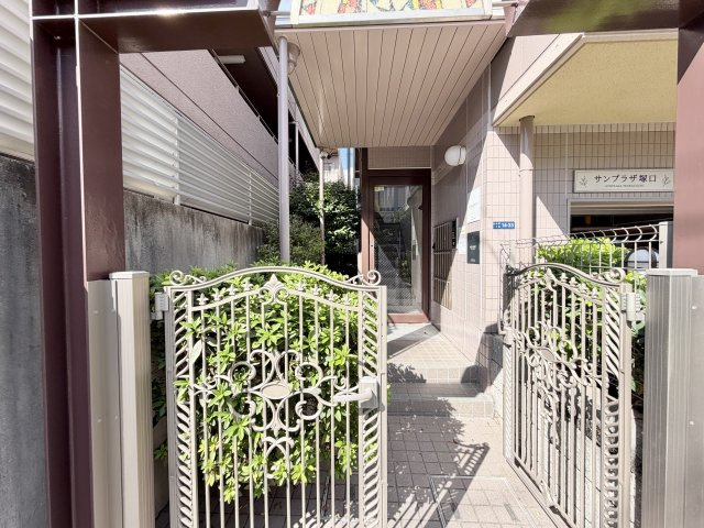 サンプラザ塚口のエントランス