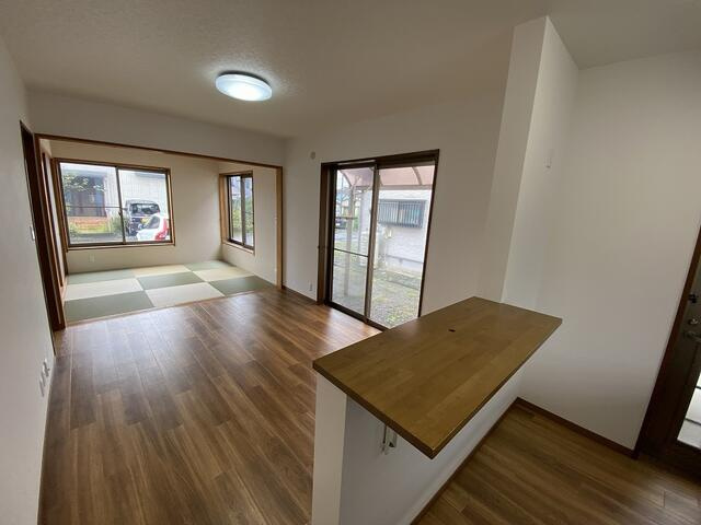 富士市中丸の中古一戸建の居間・リビング|家具の配置がしやすい長方形のリビング９帖