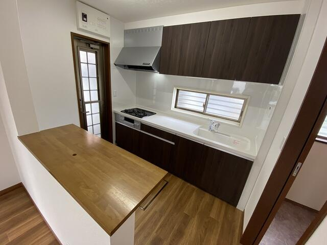 富士市中丸の中古一戸建のキッチン|料理中もリビングのお子さんを見守れるカウンターキッチン。家族との会話も楽しみやすい間取りです。