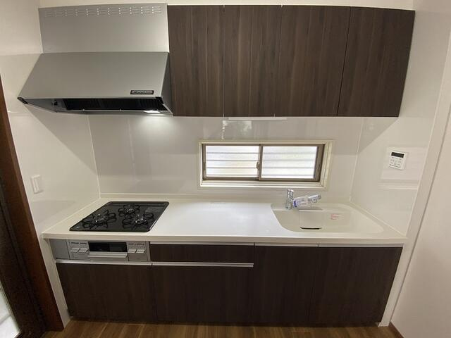 富士市中丸の中古一戸建のキッチン|食材や調理器具をゆったり広げられる調理スペース。家族分の食事やお弁当をまとめて作る際も便利。
