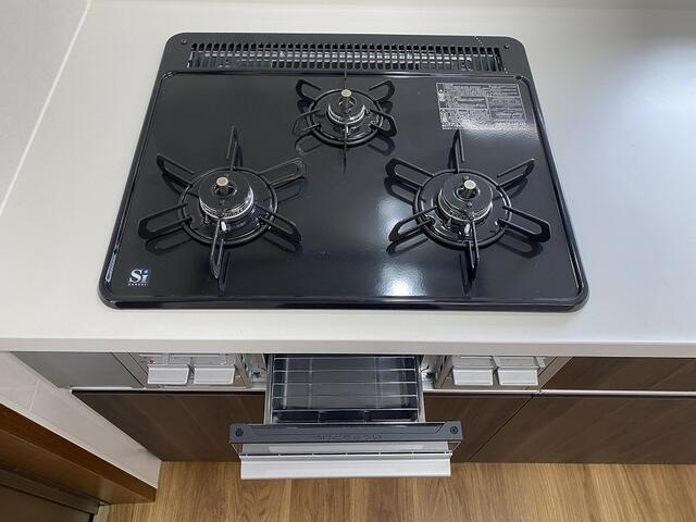 富士市中丸の中古一戸建のキッチン|主菜・副菜・汁物を同時に調理できる３口コンロ。忙しい朝や夕食づくりも効率よく進められます。