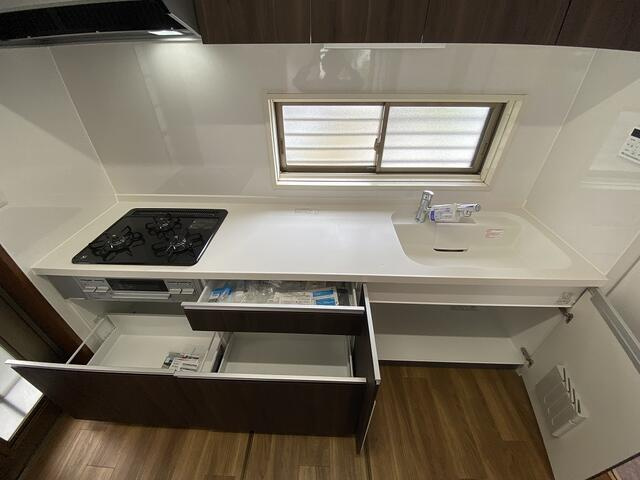 富士市中丸の中古一戸建のキッチン|調理器具や食器、食品を用途別に整理できる充実の収納。物が増えがちなキッチンもすっきり片付きます。