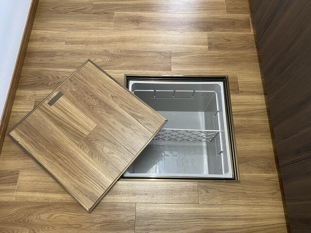 富士市中丸の中古一戸建のキッチン|食品や調味料のストックをしまえる便利な床下収納。収納場所を補い、キッチンをすっきり保てます。