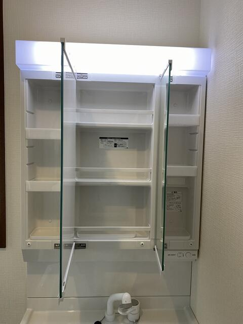 富士市中丸の中古一戸建の洗面所|歯ブラシや化粧品、整髪料をすっきりしまえる鏡裏収納。家族それぞれの洗面用品も整理しやすく便利。