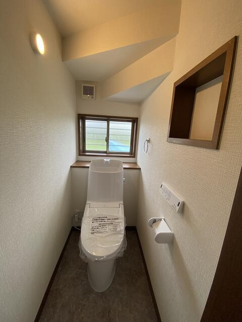 富士市中丸の中古一戸建のトイレ|各階にトイレがあるので、家族の準備が重なる忙しい朝も安心。もちろん温水洗浄便座完備です。