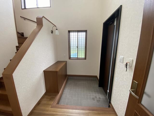 富士市中丸の中古一戸建の玄関|家族分の靴をたっぷり収納できる大きな下駄箱。靴が増えがちなファミリーでも、玄関をすっきり保てます。