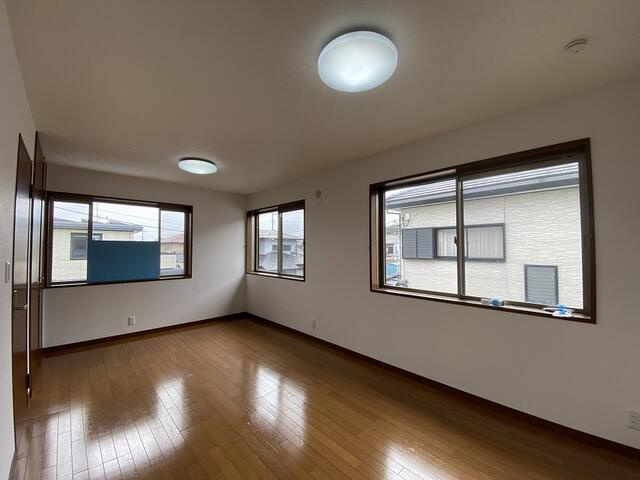富士市中丸の中古一戸建の内装|２階洋室８．２５帖　フローリング