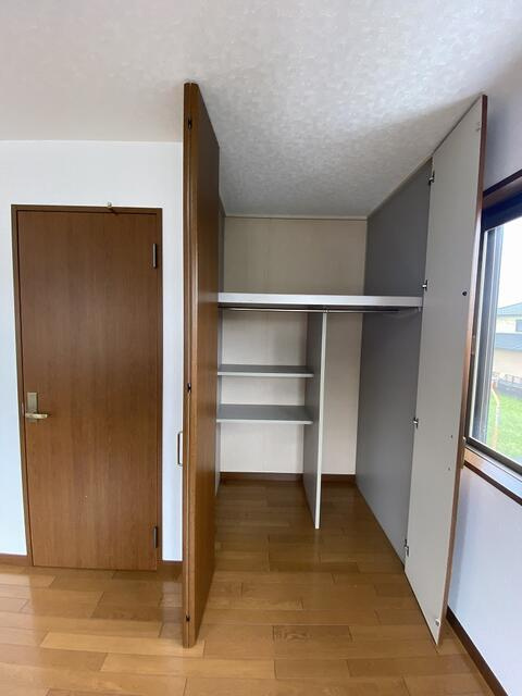 富士市中丸の中古一戸建の収納|２階洋室８．２５帖　仕切りもあって使いやすい収納スペース