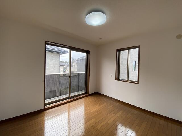 富士市中丸の中古一戸建の内装|２階洋室５．２５帖　フローリング