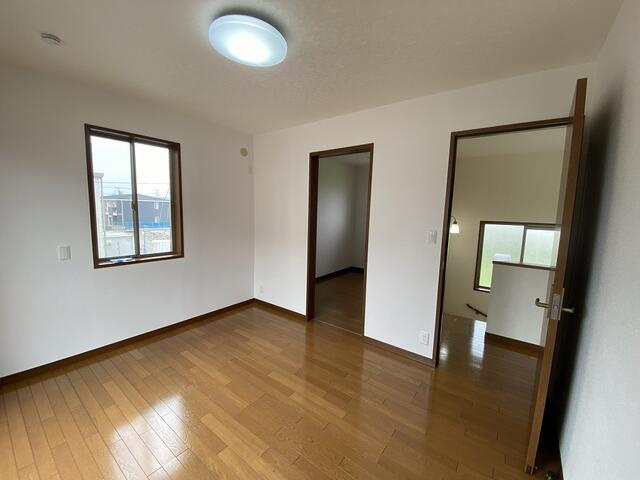 富士市中丸の中古一戸建の内装|２階洋室５．２５帖　フローリング