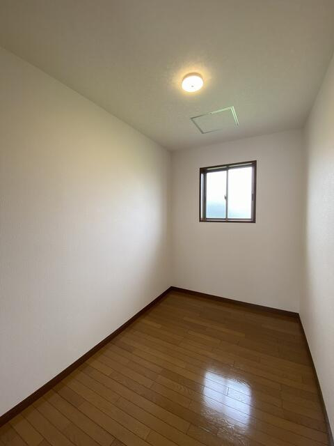 富士市中丸の中古一戸建の収納|２階洋室５．２５帖　ウォークインクローゼット　書斎やテレワーク部屋としても利用できます