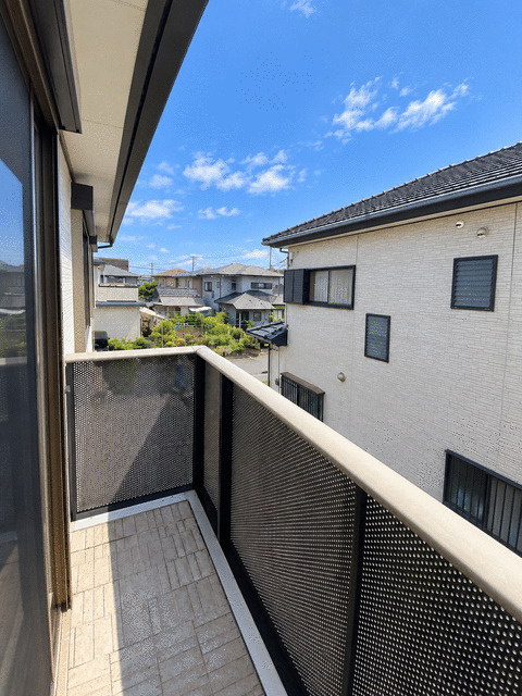 富士市中丸の中古一戸建のバルコニー|日当たりのよいバルコニーにお気に入りの植物を並べて。ガーデニングを楽しみ、暮らしに彩りを。