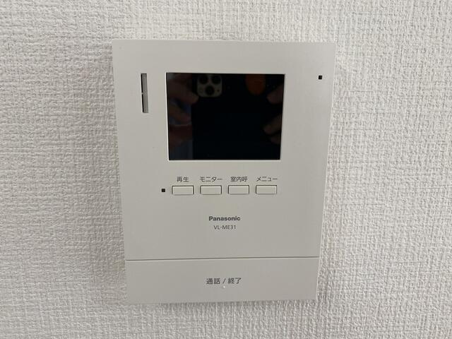 富士市中丸の中古一戸建の設備|玄関を開ける前にモニターで来訪者を確認できます。お子さんだけのお留守番にも心強い設備です。