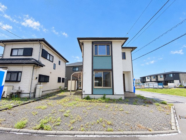 富士市中丸の中古一戸建の駐車場|夫婦それぞれの車に加え、もう１台停められる駐車場。来客時やお子さんの将来の車にも便利です。
