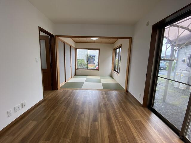 富士市中丸の中古一戸建の居間・リビング|家具の配置がしやすい長方形のリビング９帖
