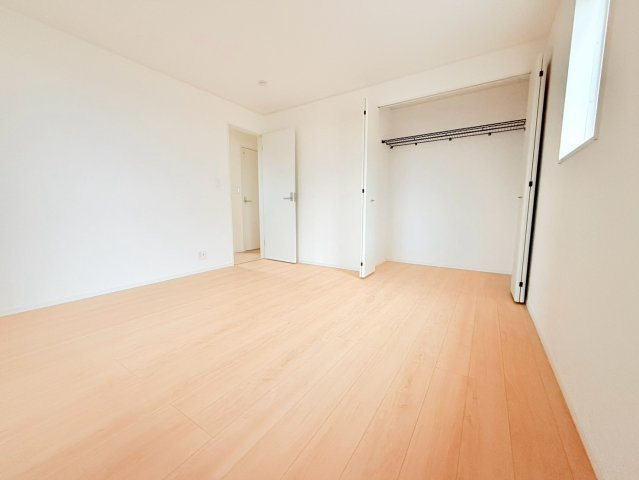 ひたちなか市平磯町　第2　新築戸建て　1号棟の洋室|家具や小物を合わせやすいシンプルデザイン♪
広さや日当たりなど、写真では伝えきれない部分を現地で確認してみませんか？
