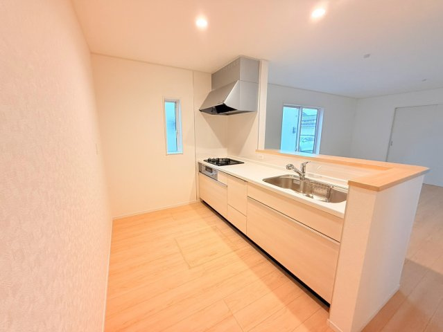 ひたちなか市平磯町　第2　新築戸建て　1号棟のキッチン|家族とのコミュニケーションや小さいお子さんの様子を見守りながら安心して料理ができます。洗練されたスタイリッシュなデザインと使い勝手を追求した設備、豊富な収納力も大満足です。