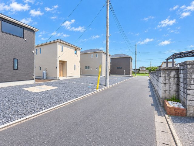 ひたちなか市平磯町　第2　新築戸建て　1号棟の前面道路含む現地写真|実際に現地で周辺環境や街並み、近隣のスーパーや通学路の安全性、病院、公園・・・など生活のイメージをご確認ください！