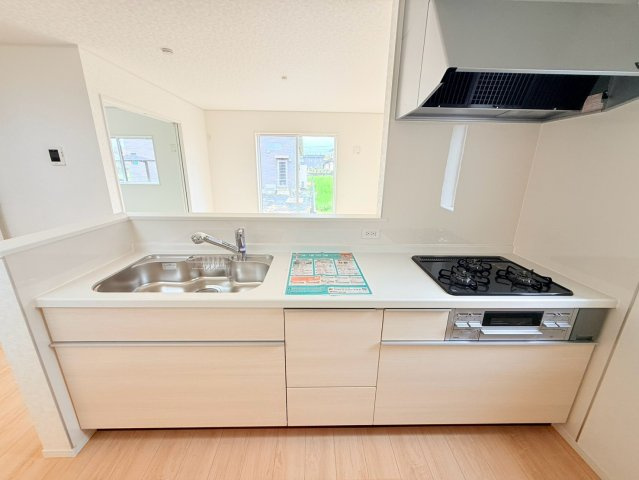 ひたちなか市平磯町　第2　新築戸建て　4号棟のキッチン|家族とのコミュニケーションや小さいお子さんの様子を見守りながら安心して料理ができます。洗練されたスタイリッシュなデザインと使い勝手を追求した設備、豊富な収納力も大満足です。