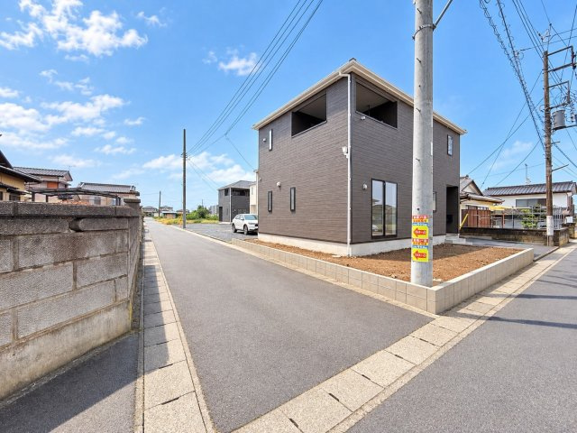 ひたちなか市平磯町　第2　新築戸建て　4号棟の前面道路含む現地写真|実際に現地で周辺環境や街並み、近隣のスーパーや通学路の安全性、病院、公園・・・など生活のイメージをご確認ください！