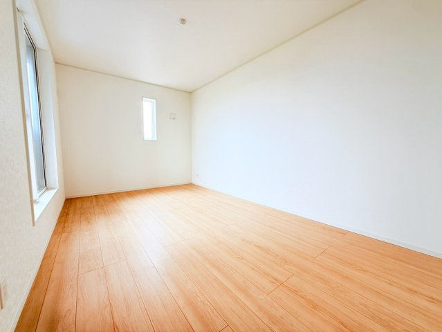 ひたちなか市平磯町　第2　新築戸建て　4号棟の洋室|家具や小物を合わせやすいシンプルデザイン♪
広さや日当たりなど、写真では伝えきれない部分を現地で確認してみませんか？