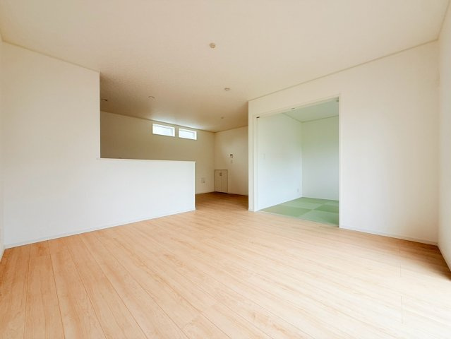 ひたちなか市平磯町　第2　新築戸建て　4号棟の居間・リビング|広々としたＬＤＫ♪
家具を置いても窮屈感を感じず過ごせます。