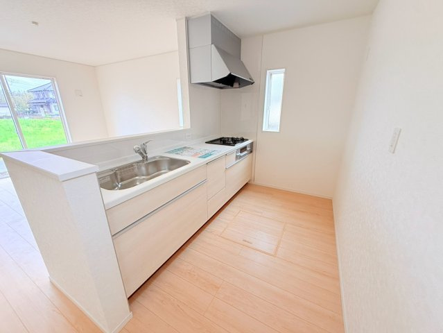 ひたちなか市平磯町　第2　新築戸建て　4号棟のキッチン|家族とのコミュニケーションや小さいお子さんの様子を見守りながら安心して料理ができます。洗練されたスタイリッシュなデザインと使い勝手を追求した設備、豊富な収納力も大満足です。