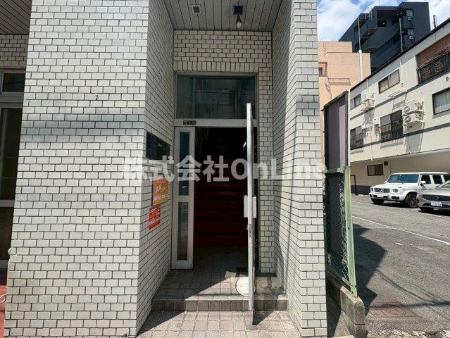 大阪市生野区新今里２丁目の賃貸マンションのエントランス