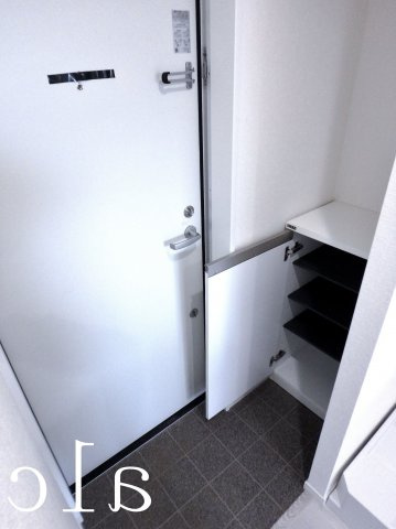 杉並区堀ノ内３丁目のアパートの玄関|収納もある玄関です