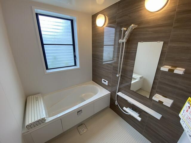富士市中丸の中古一戸建の浴室|足を伸ばしてくつろぎやすい一坪サイズの浴室。一日の終わりに湯船につかり、ゆっくり過ごせます。