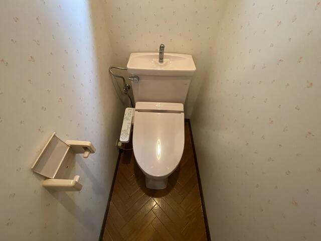 富士市中丸の中古一戸建のトイレ|各階にトイレがあるので、家族の準備が重なる忙しい朝も安心。もちろん温水洗浄便座完備です。