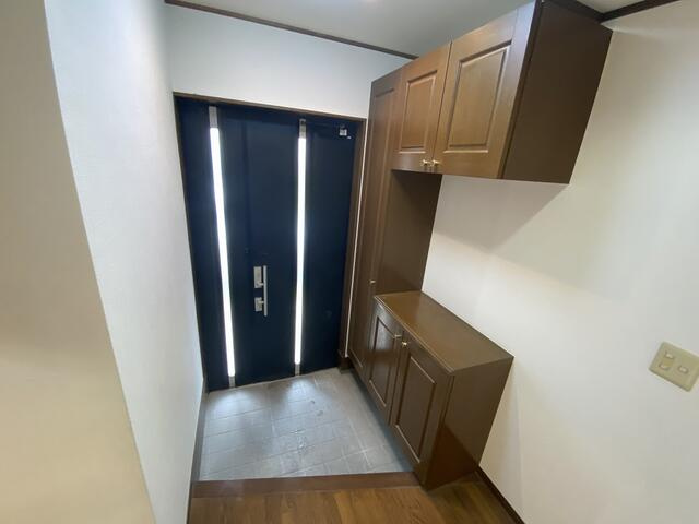 富士市中丸の中古一戸建の玄関|家族分の靴をたっぷりしまえる大きな下駄箱。靴が増えがちなご家庭でも、玄関をすっきり保てます。