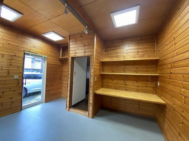 富士市中丸の中古一戸建の内装|１階壁板張りのお洒落な８．５帖洋室は別途入口があって事務所としても使用可能です