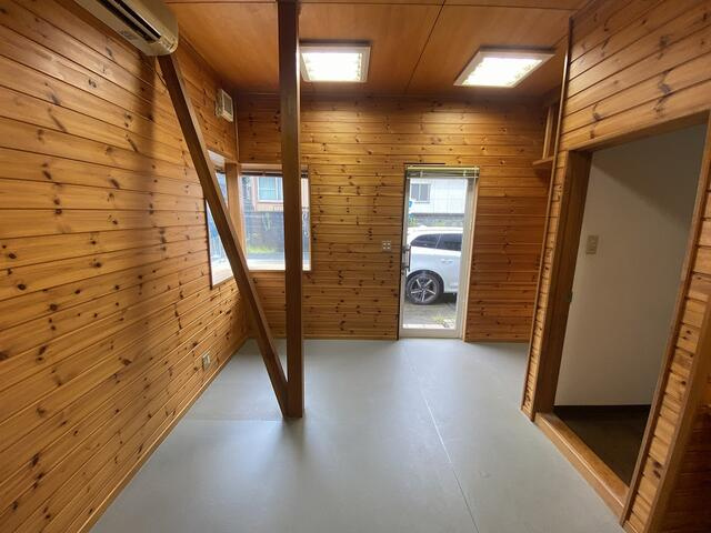 富士市中丸の中古一戸建の内装|１階壁板張りのお洒落な８．５帖洋室は別途入口があって事務所としても使用可能です
