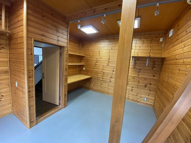 富士市中丸の中古一戸建の内装|１階壁板張りのお洒落な８．５帖洋室は別途入口があって事務所としても使用可能です