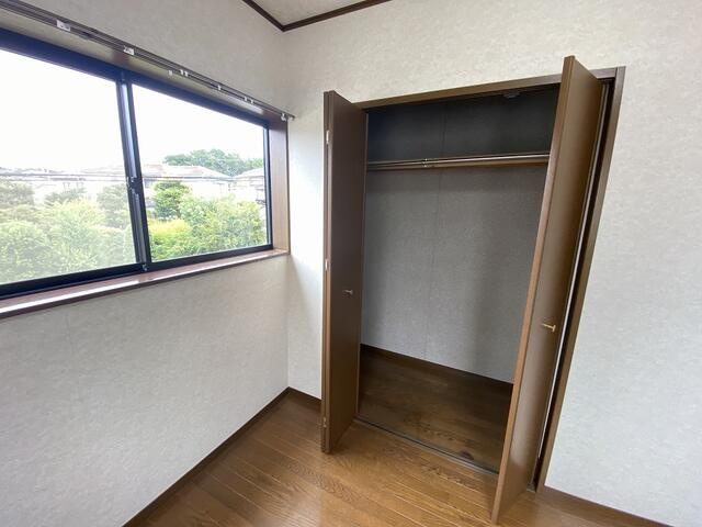 富士市中丸の中古一戸建の収納|２階南側洋室６．０帖　クローゼット収納
