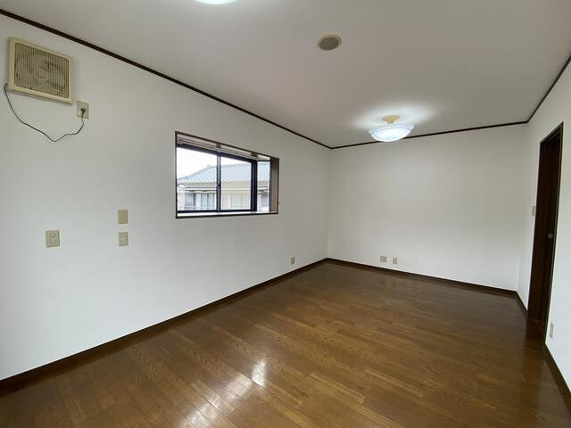 富士市中丸の中古一戸建の収納|２階洋室１０．５帖
