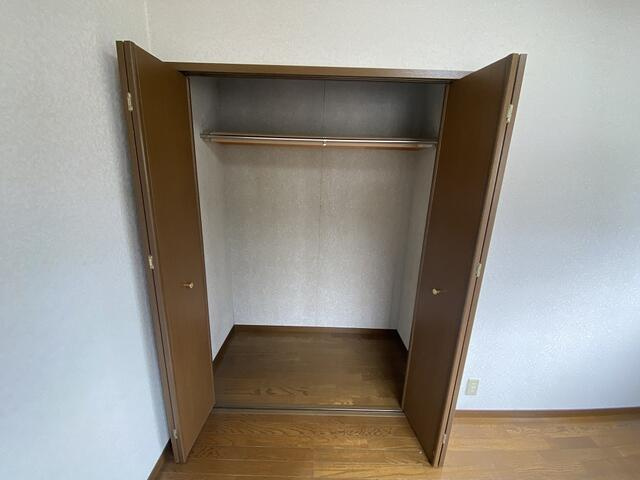 富士市中丸の中古一戸建の収納|２階北側洋室６．０帖　クローゼット収納