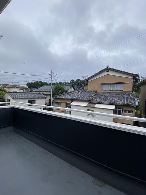 富士市中丸の中古一戸建のバルコニー|日当たりのよいバルコニーにお気に入りの植物を並べて。ガーデニングを楽しみ、暮らしに彩りを。
