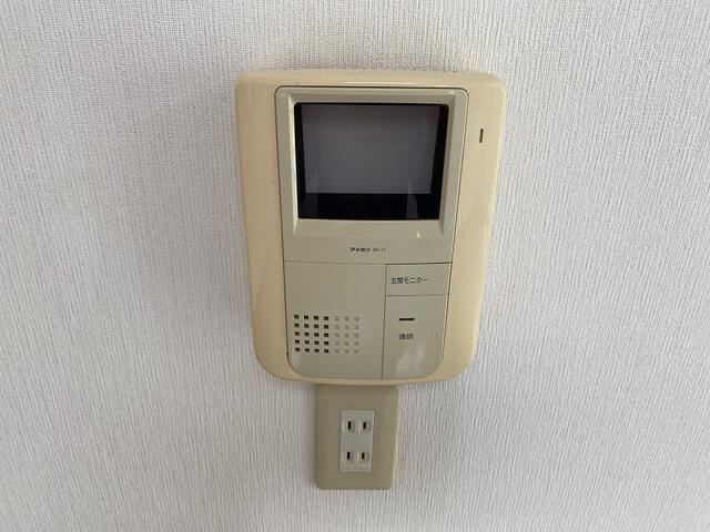 富士市中丸の中古一戸建の設備|玄関を開ける前にモニターで来訪者を確認できます。お子さんだけのお留守番にも心強い設備です。