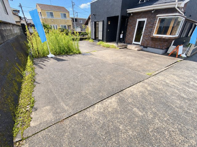 富士市中丸の中古一戸建の駐車場|ひろびろ駐車スペース。共働き世帯２台＋来客用、暮らしに合わせて柔軟に使えます。最大５台駐車可能！