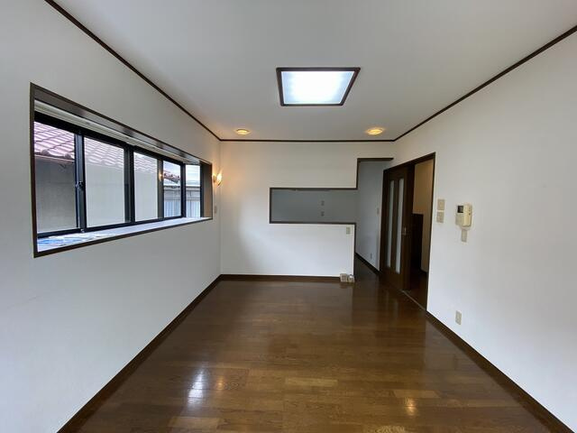 富士市中丸の中古一戸建の居間・リビング|長方形のＬＤＫは、ダイニングとソファスペースを分けた家具配置もしやすいくつろぎ空間です。