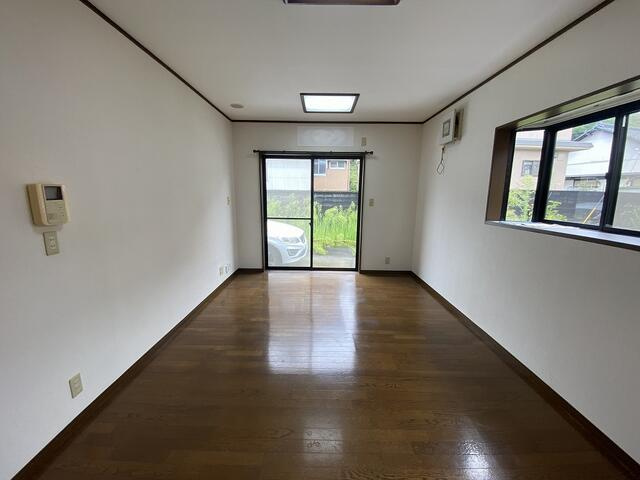 富士市中丸の中古一戸建の居間・リビング|長方形のＬＤＫは、ダイニングとソファスペースを分けた家具配置もしやすいくつろぎ空間です。