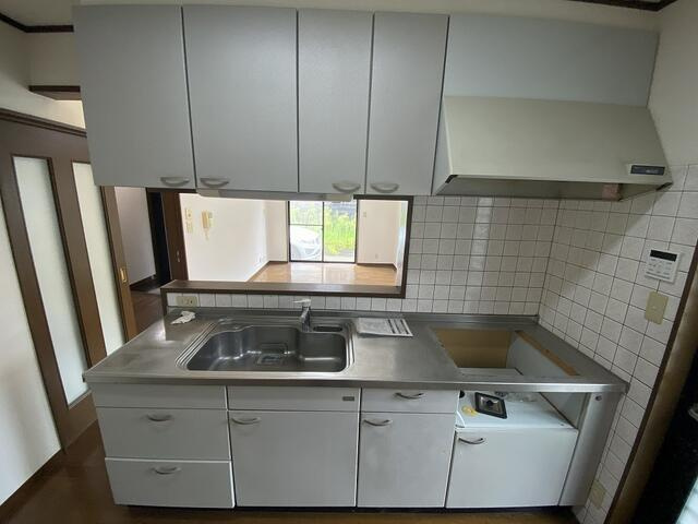 富士市中丸の中古一戸建のキッチン|大きな鍋やフライパンも洗いやすい広々シンク。家族分の食器が多い日も、後片付けがスムーズです。