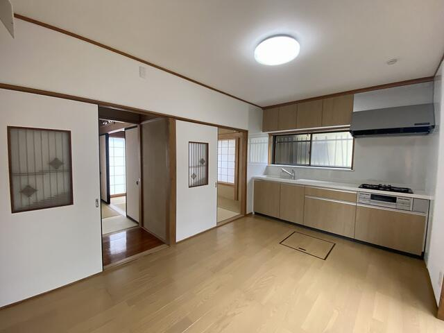 富士市今泉の中古一戸建の居間・リビング|長方形のＬＤＫは、ダイニングとソファスペースを分けた家具配置もしやすく、家族のくつろぎ空間です。