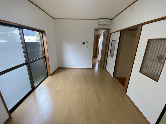 富士市今泉の中古一戸建の居間・リビング|長方形のＬＤＫは、ダイニングとソファスペースを分けた家具配置もしやすく、家族のくつろぎ空間です。
